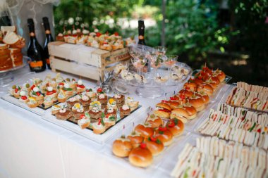 Düğün için açık büfe. Lezzetli atıştırmalıklar ve sandviçlerle. Yüksek kalite fotoğraf
