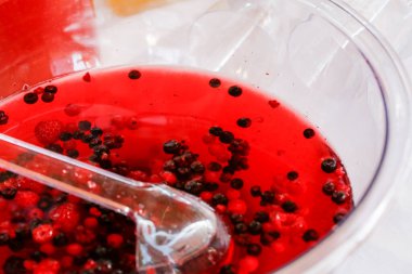 Büfe dolusu kırmızı meyveli sangria. Yüksek kalite fotoğraf