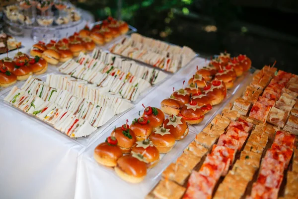 Buffet Para Ceremonia Boda Con Aperitivos Salados Sándwiches Foto Alta —  Fotos de Stock