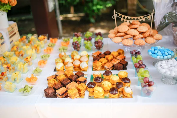 Buffet Voor Huwelijksceremonie Met Hartige Snacks Sandwiches Hoge Kwaliteit Foto — Stockfoto