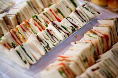 Düğün için açık büfe. Lezzetli atıştırmalıklar ve sandviçlerle. Yüksek kalite fotoğraf