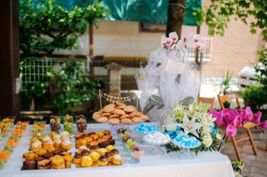 Düğün için açık büfe. Lezzetli atıştırmalıklar ve sandviçlerle. Yüksek kalite fotoğraf