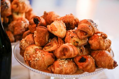 Düğün için açık büfe. Lezzetli atıştırmalıklar ve sandviçlerle. Yüksek kalite fotoğraf