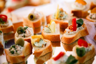 Düğün için açık büfe. Lezzetli atıştırmalıklar ve sandviçlerle. Yüksek kalite fotoğraf