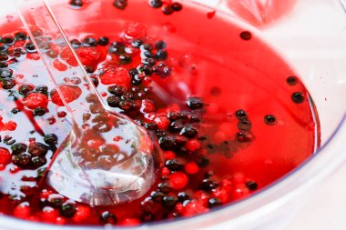 Büfe dolusu kırmızı meyveli sangria. Yüksek kalite fotoğraf