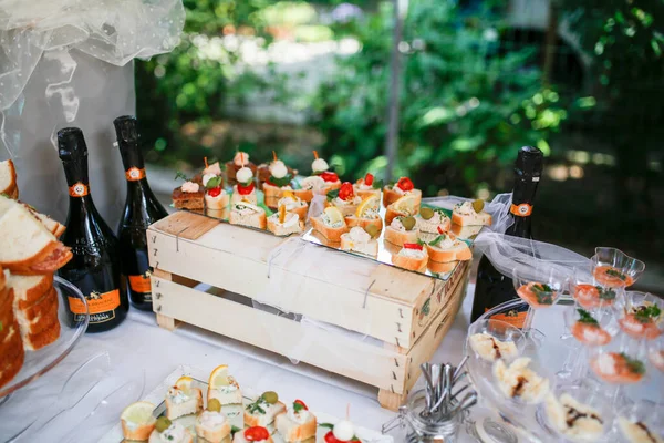Düğün Için Açık Büfe Lezzetli Atıştırmalıklar Sandviçlerle Yüksek Kalite Fotoğraf — Stok fotoğraf