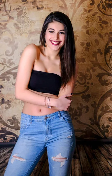 Linda Menina Morena Com Cabelos Longos Posando Cima Jeans Estúdio — Fotografia de Stock