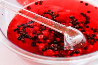 Büfe dolusu kırmızı meyveli sangria. Yüksek kalite fotoğraf