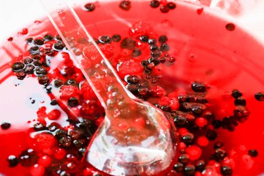 Büfe dolusu kırmızı meyveli sangria. Yüksek kalite fotoğraf