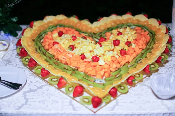 Καρδιά Σχήμα Φρούτων Γαμήλια Τούρτα Μπουφέ Υποδοχή Υψηλής Ποιότητας Φωτογραφία — Φωτογραφία Αρχείου
