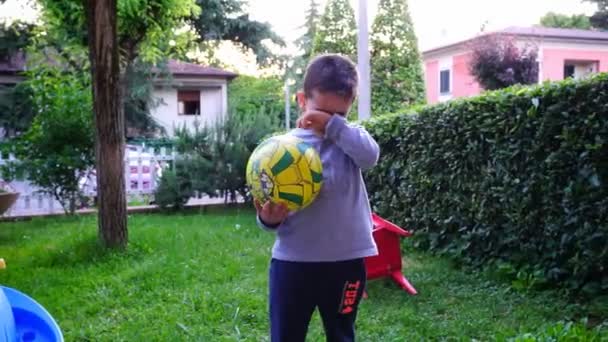 Gyönyörű Gyermek Játszik Labdával Kertben Kiváló Minőségű Fullhd Felvételek — Stock videók