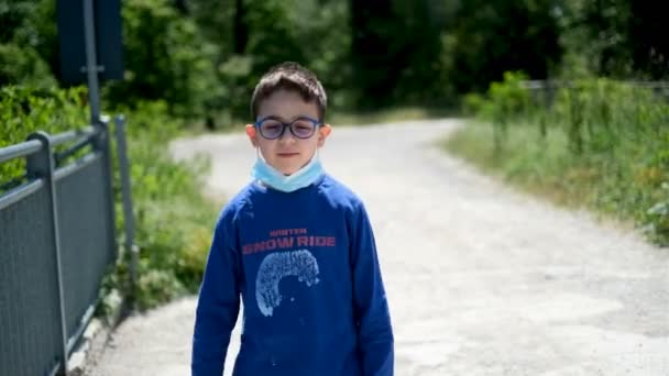 Anak Yang Cantik Setelah Hidup Dengan Topeng Jembatan Sangat Kesal — Stok Video