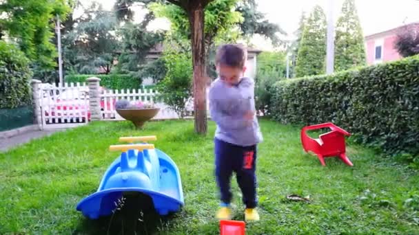 Prachtig Kind Speelt Danst Tuin Hoge Kwaliteit Fullhd Beeldmateriaal — Stockvideo