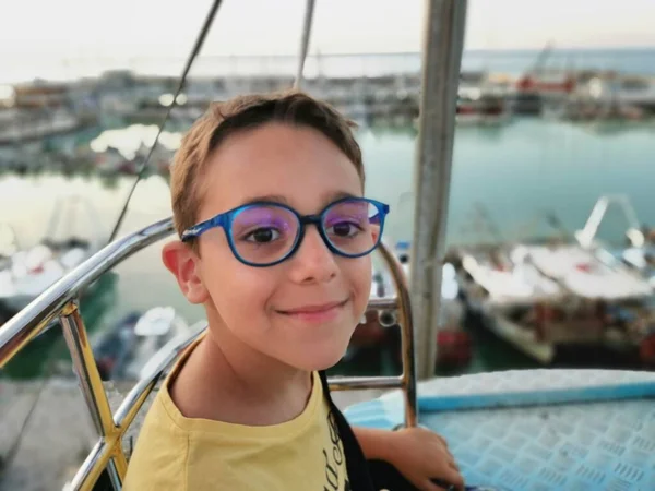 Hermoso Niño Con Camisa Amarilla Gafas Posando Noria —  Fotos de Stock