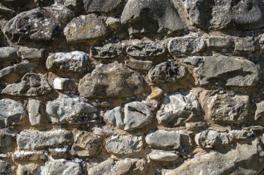 Güneşli bir günde eski taş duvar ve tuğla desenli arka plan