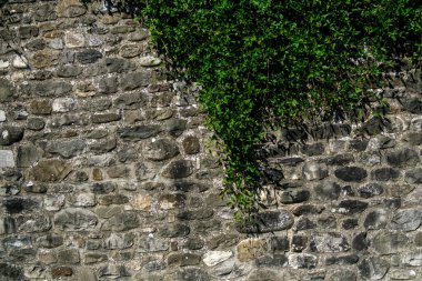 Güneşli bir günde eski taş duvar ve tuğla desenli arka plan