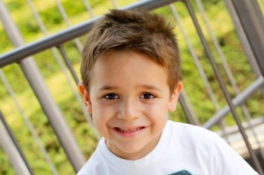 Güzel 9 yaşındaki esmer beyaz çocuk gülümsüyor. Yüksek kalite fotoğraf