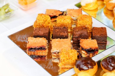 Düğün resepsiyonunda tatlı ve kremalı pasta büfesi. Yüksek kalite fotoğraf