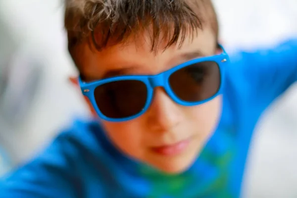 Schöne Jährige Kaukasische Dunkelbraune Kind Mit Sonnenbrille Hochwertiges Foto — Stockfoto
