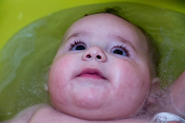 Schöner Kleiner Junge Beim Baden Mit Fröhlichem Gesicht Hochwertiges Foto Stockbild