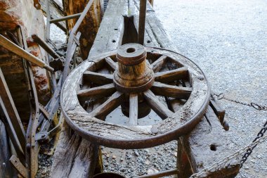 Masanın üzerinde duran ahşap bir araba tekerleği. Yüksek kalite fotoğraf