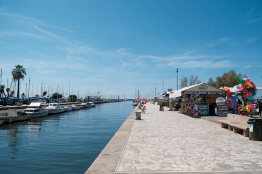 Viareggio limanın yakınındaki kanalın iskelesini görüyor. Yüksek kalite fotoğraf