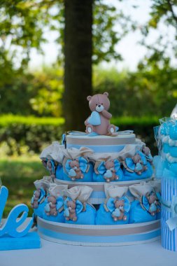 Beyaz ve açık mavi ayıcıklı vaftiz pastası. Yüksek kalite fotoğraf