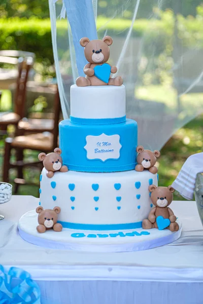 Beyaz ve açık mavi ayıcıklı vaftiz pastası. Yüksek kalite fotoğraf