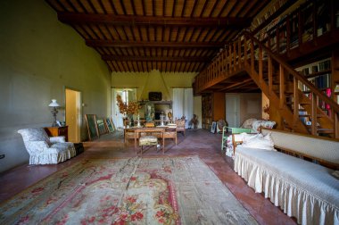 Ahşap masalı yemek odası ve terk edilmiş evdeki sandalyeler. 