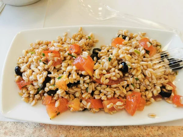 Ensalada Fría Tomates Espelta Aceitunas Negras Foto Alta Calidad — Foto de Stock