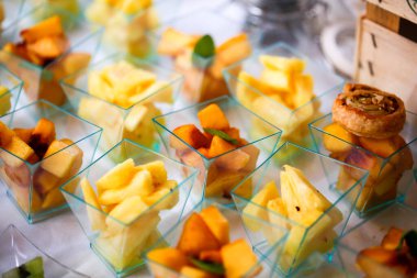 Tek porsiyonlu meyve büfesi ve karpuzlu şeftalili elma armudu kivi üzümü. Yüksek kalite fotoğraf