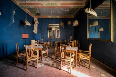 Ahşap masalı yemek odası ve terk edilmiş evdeki sandalyeler. 