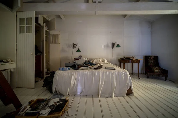 Terk Edilmiş Evdeki Yatak Komodinli Koridor — Stok fotoğraf