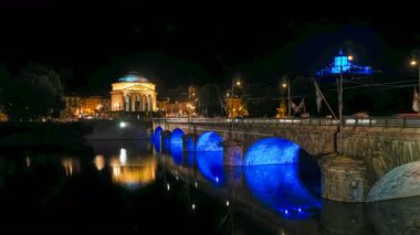 Gece köprüsünde Torino Panoraması Po nehrinin üzerinde mavi ışık ve yansımalarla