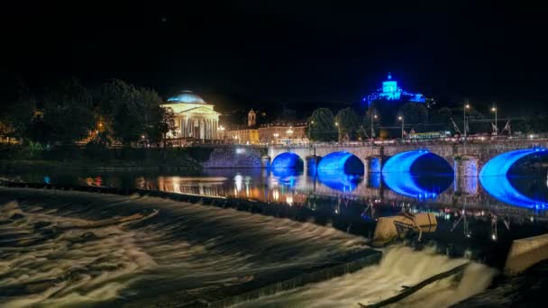 青い光と反射でポー川を渡る夜の橋でトリノのパノラマ — ストック動画