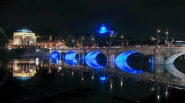 Gece köprüsünde Torino Panoraması Po nehrinin üzerinde mavi ışık ve yansımalarla