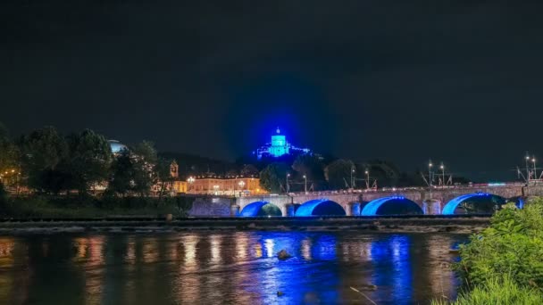 青い光と反射でポー川を渡る夜の橋でトリノのパノラマ — ストック動画