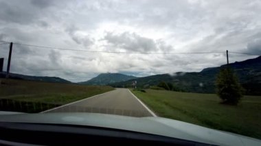 Parma 'nın yeşil tepelerindeki arabadan gelen yol. Yüksek kalite 4k görüntü