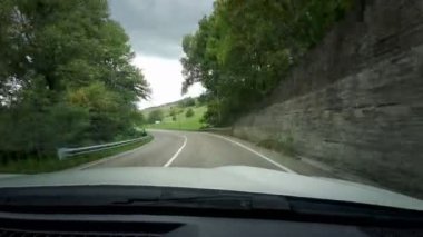 Parma 'nın yeşil tepelerindeki arabadan gelen yol. Yüksek kalite 4k görüntü