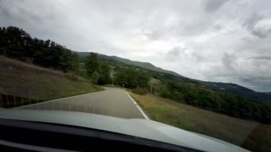 Parma 'nın yeşil tepelerindeki arabadan gelen yol. Yüksek kalite 4k görüntü