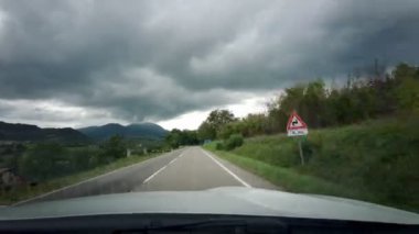 Parma 'nın yeşil tepelerindeki arabadan gelen yol. Yüksek kalite 4k görüntü