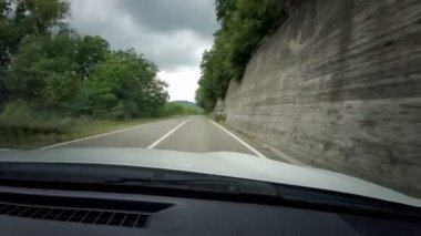 Parma 'nın yeşil tepelerindeki arabadan gelen yol. Yüksek kalite 4k görüntü