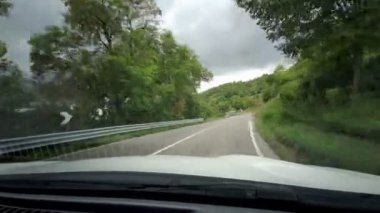 Parma 'nın yeşil tepelerindeki arabadan gelen yol. Yüksek kalite 4k görüntü