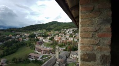 Bardi Parma geçitlerinin ortaçağ kalesi ve tepeler manzaralı kule koridorları. Yüksek kalite 4k görüntü