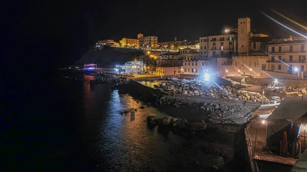 Piombino Livorno Ville Éclairée Nuit Avec Réflexion Sur Mer Photo — Photo
