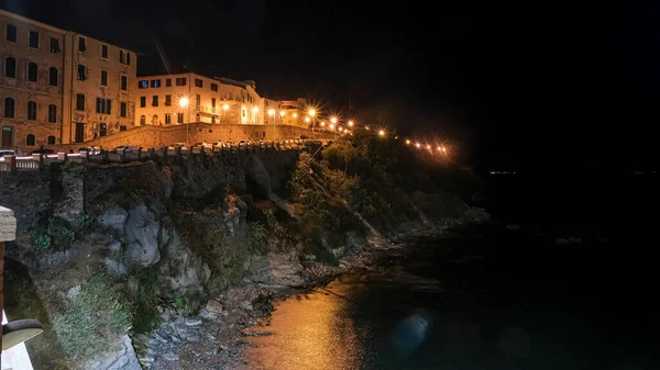 Piombino Livorno Ville Éclairée Nuit Avec Réflexion Sur Mer Photo — Photo