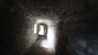 Bardi Parma geçitlerinin ortaçağ kalesi ve tepeler manzaralı kule koridorları. Yüksek kalite 4k görüntü