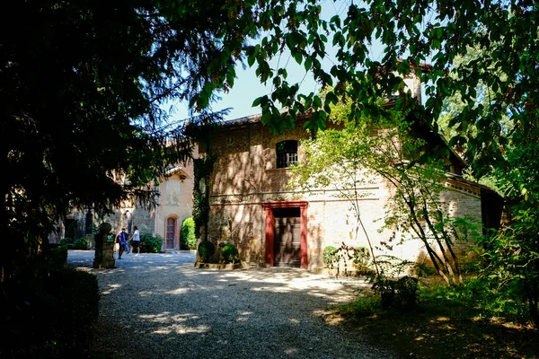 グラッツァーノヴィスコンティ ピアチェンツァの家のパノラマ 高品質の写真 — ストック写真