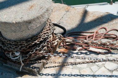 Taş iskeleye demir ve kısa zincirlerle bağlanmış. Yüksek kalite fotoğraf