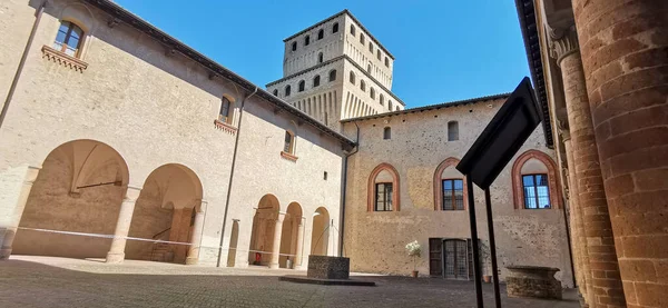 Torrechiara Castillo Parma Jardín Interno Con Pozo Arcos Foto Alta — Foto de Stock